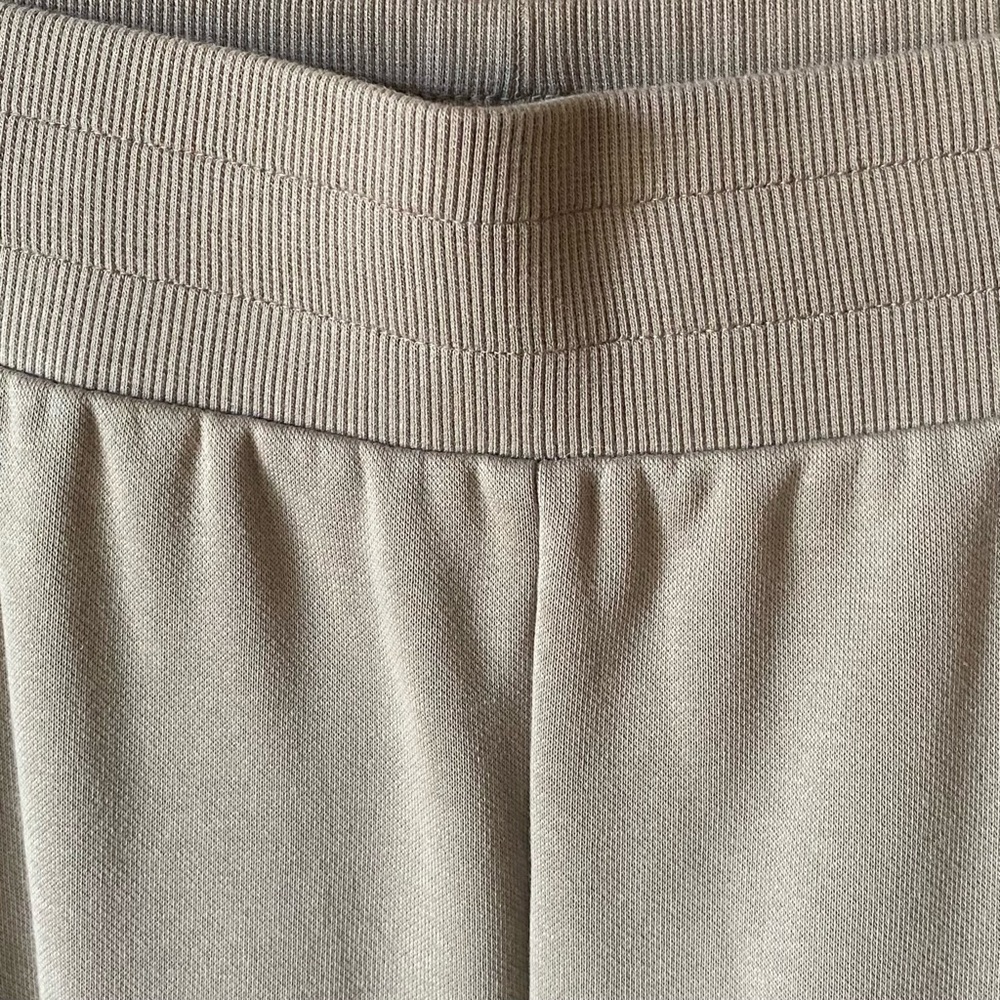 PUMA WOMENS SIZE LARGE  ESSENTIAL CARGO FLEECE PANTS IN OAK BRANCH - Picture 7 of 14